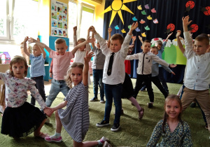 Dzieci tańczą do utworu Toca toca